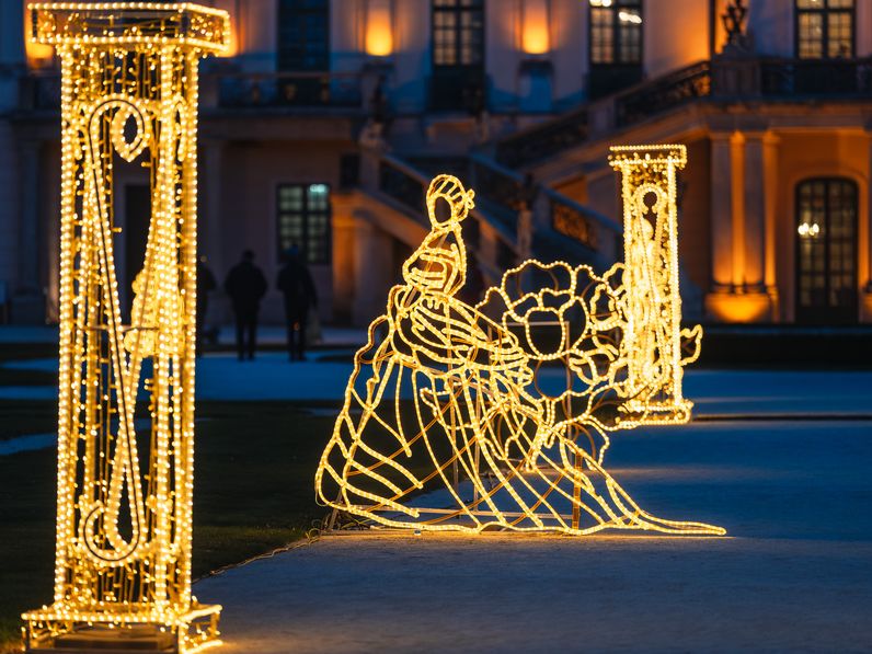 Fénybe borult az Esterházy-kastély parkja – fénykiállítást nyitottak az udvarban