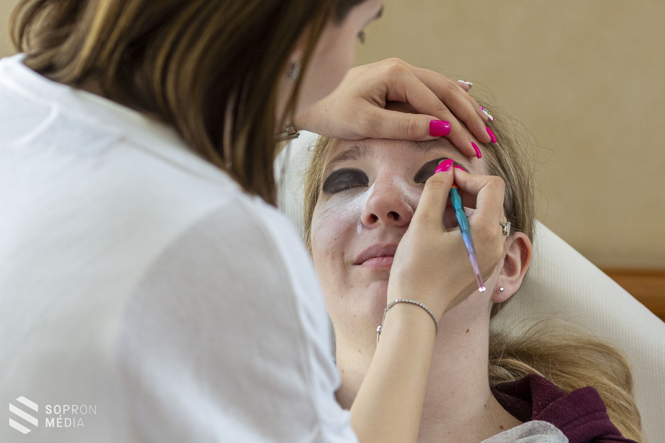 "Nincsen itt tér, nincsen itt időköz" címmel tartották meg a Handler -divatgálát