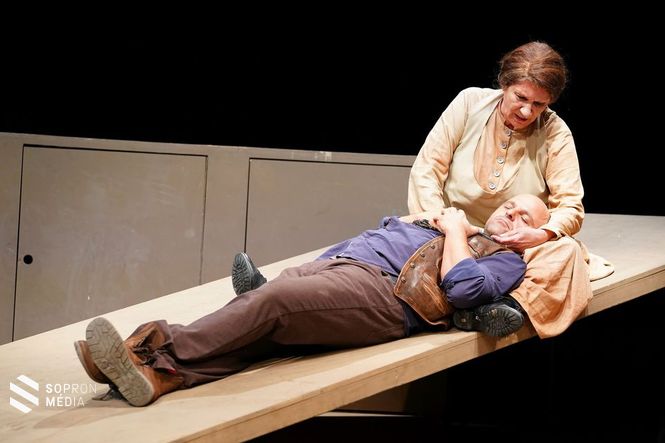 Horváth Zsuzsa és Gál Tamás a Peer Gynt egyik megható jelenetében
