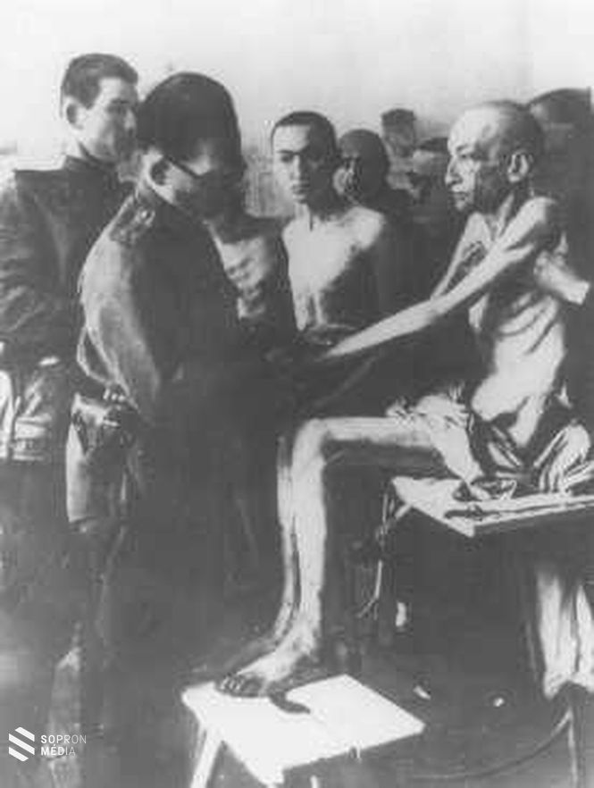 Kevéssel a felszabadítás után egy szovjet orvos vizsgálja az auschwitzi tábor túlélőit. Lengyelország, 1945. február 18. 