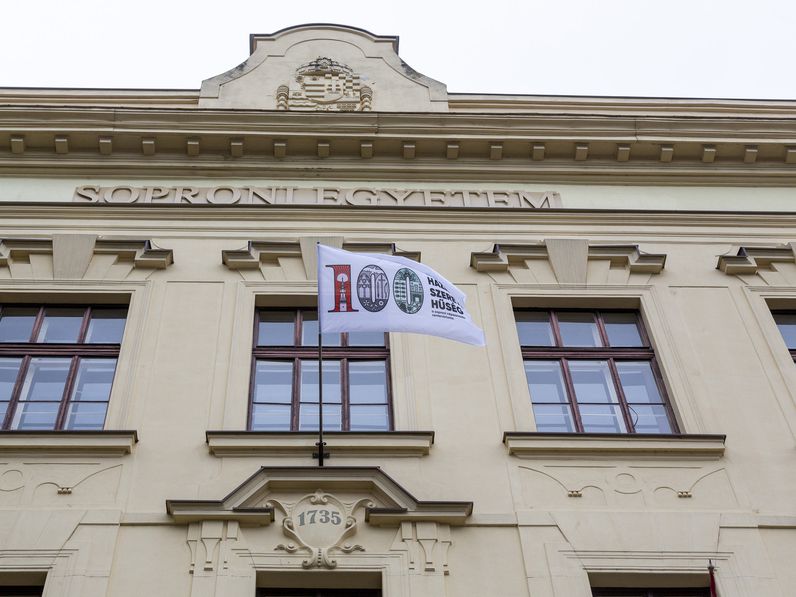 A Soproni Egyetemen is lobog a centenáriumi zászló