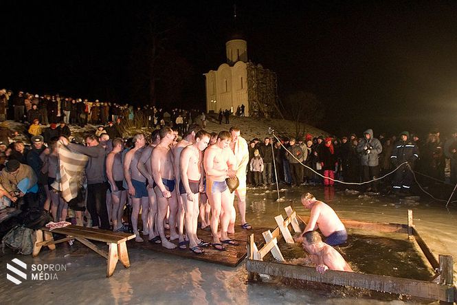 Ortodox hívők hagyományos jeges fürdőzése vízkereszt éjszakáján, Oroszországban