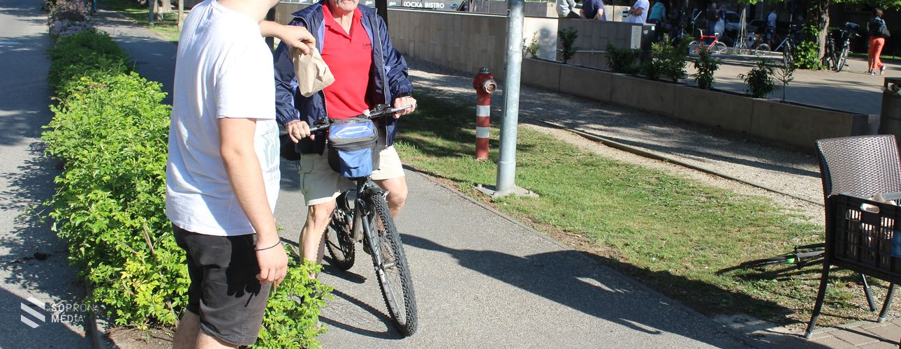 A Deák téren reggeliztek a soproni bringások