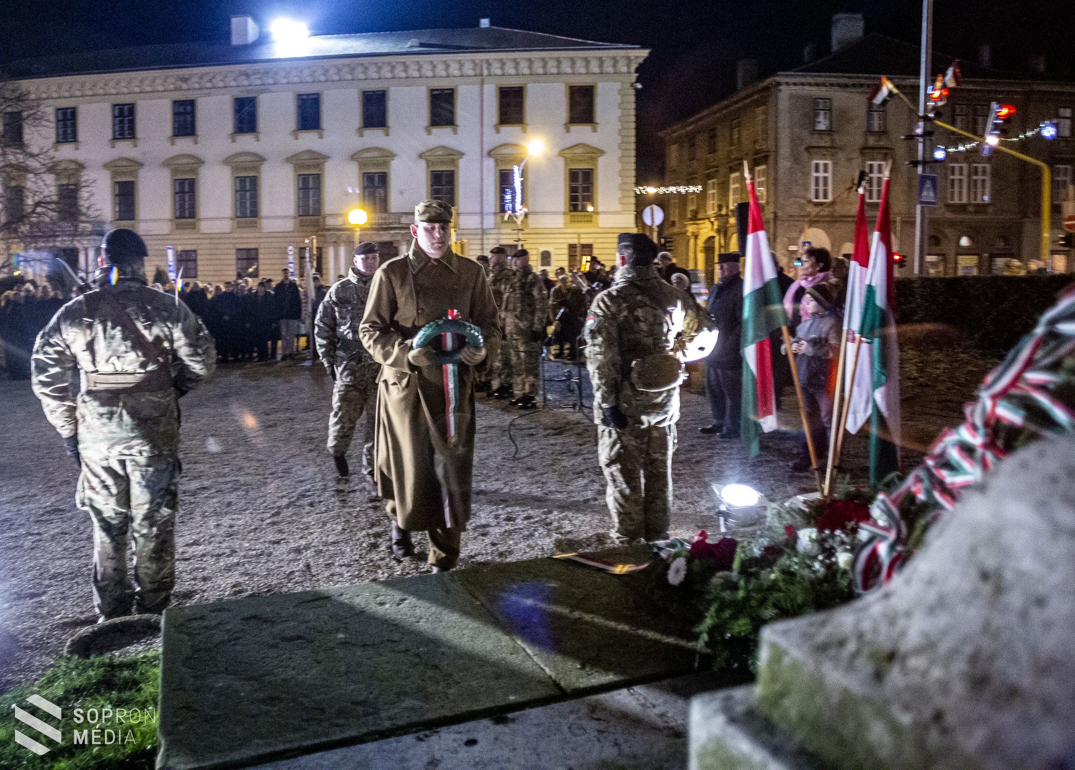 A Hűségzászlónál ünnepelt a város