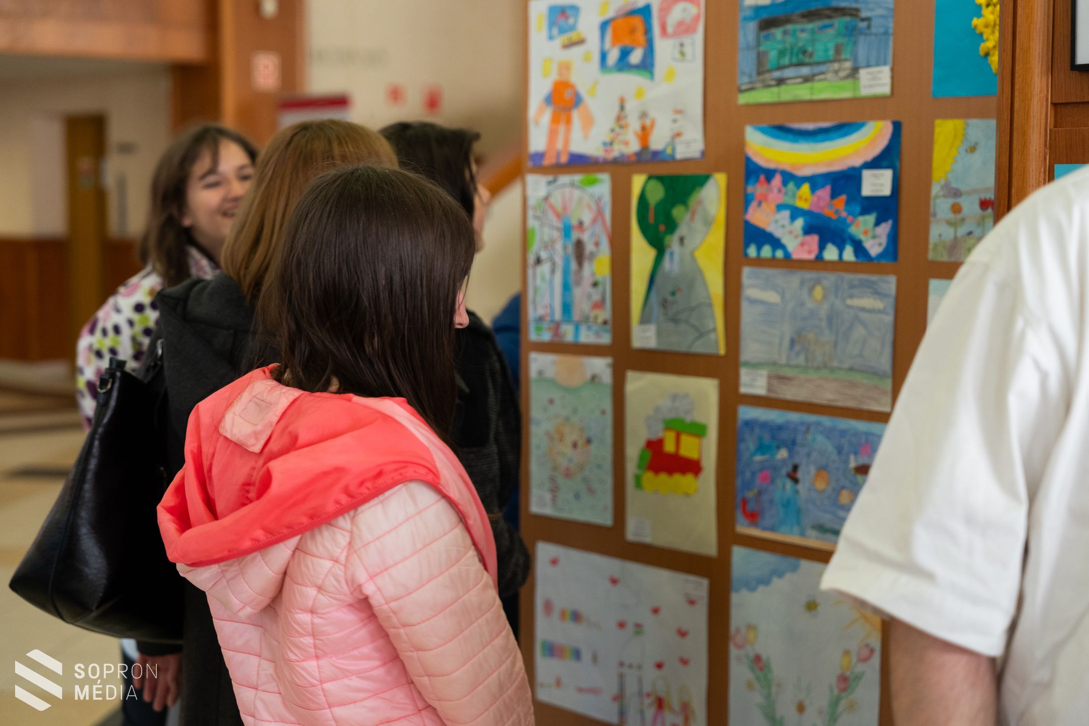 Összevont kiállítással kezdődött meg az autizmus világnapi programsorozat