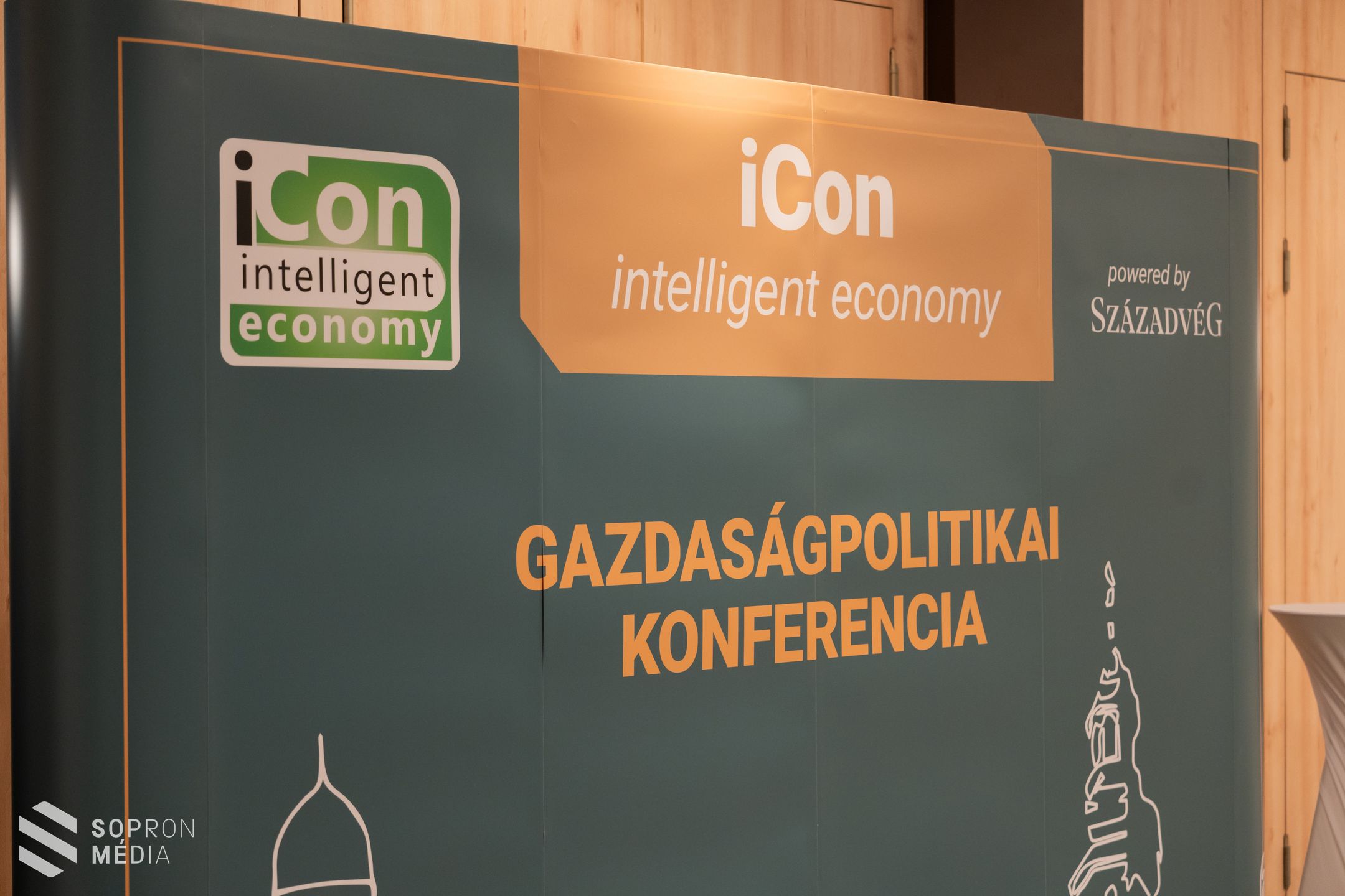 Elkezdődött az iCon gazdaságpolitikai konferencia Sopronban