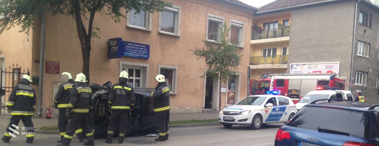 Felborult a balesetben a személygépkocsi