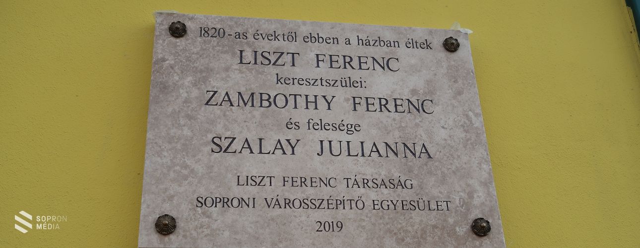Emléktáblát kaptak Liszt Ferenc keresztszülei a patikakoncerten