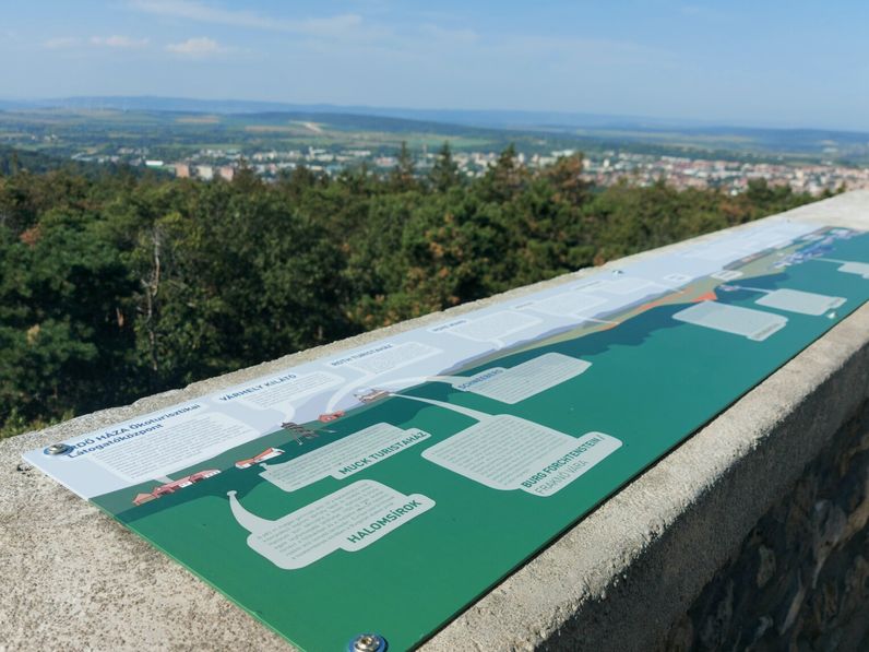 Új táblák a Károly-kilátóban