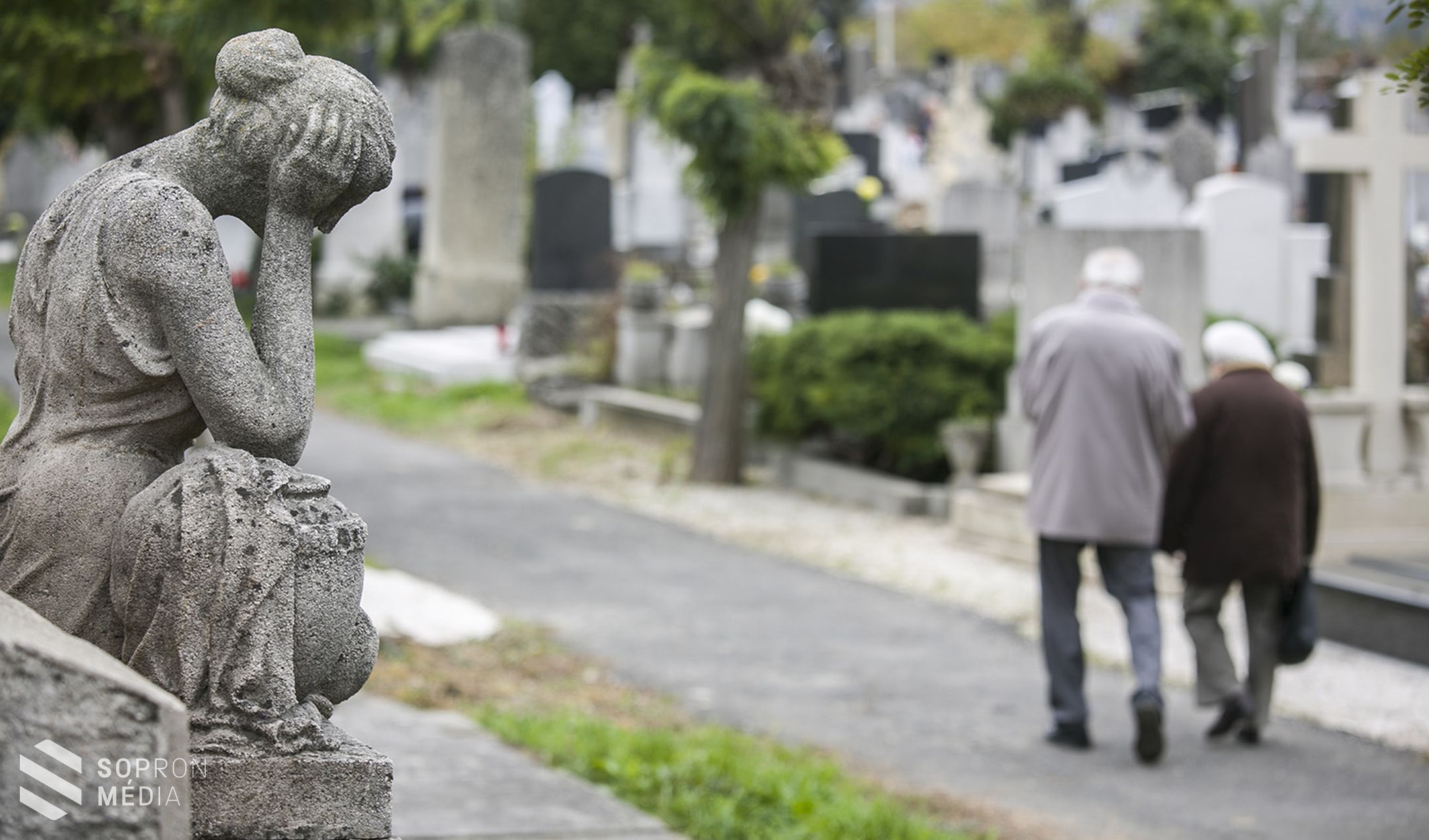 Nagy a forgalom a temetőknél (Galéria)