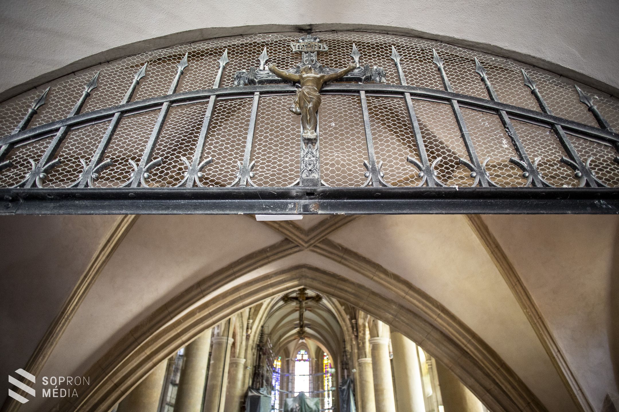 Jól haladnak a munkálatok a Szent Mihály-templomban