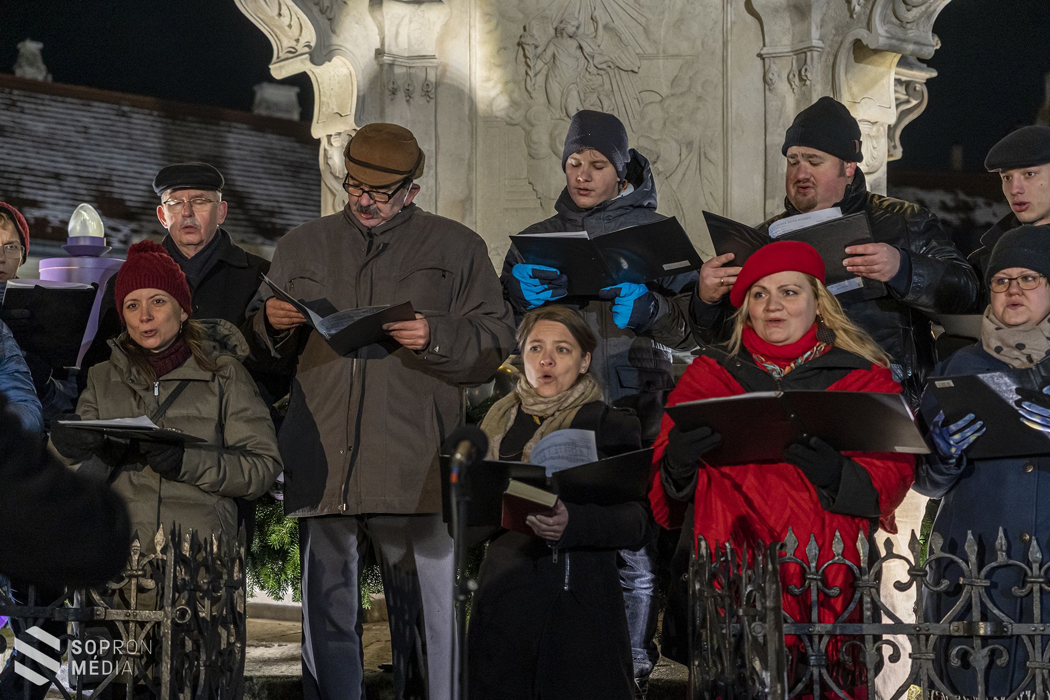 Lángra gyúlt a harmadik adventi gyertya is