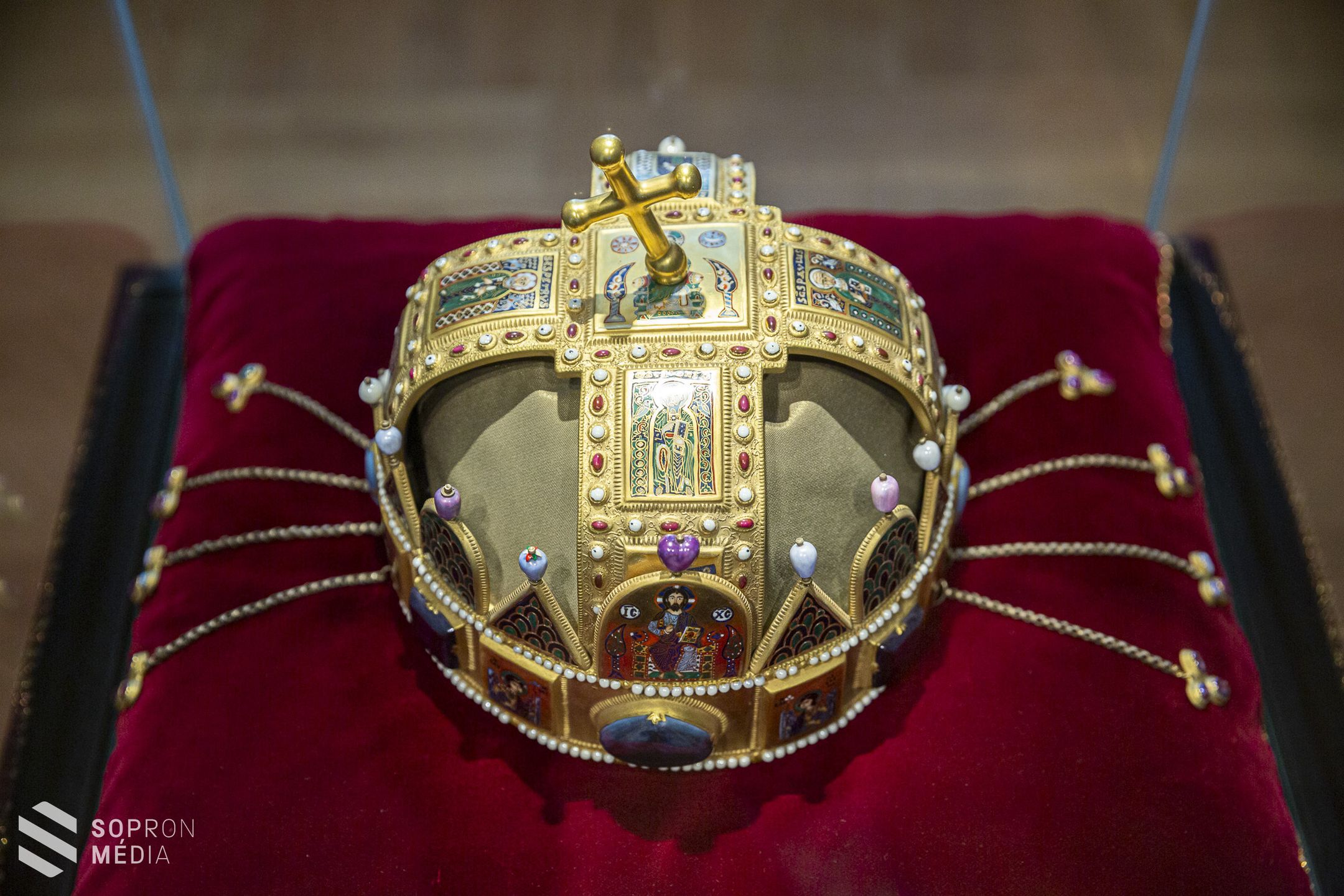 Porcelánkiállítás a fertődi Esterházy-kastélyban