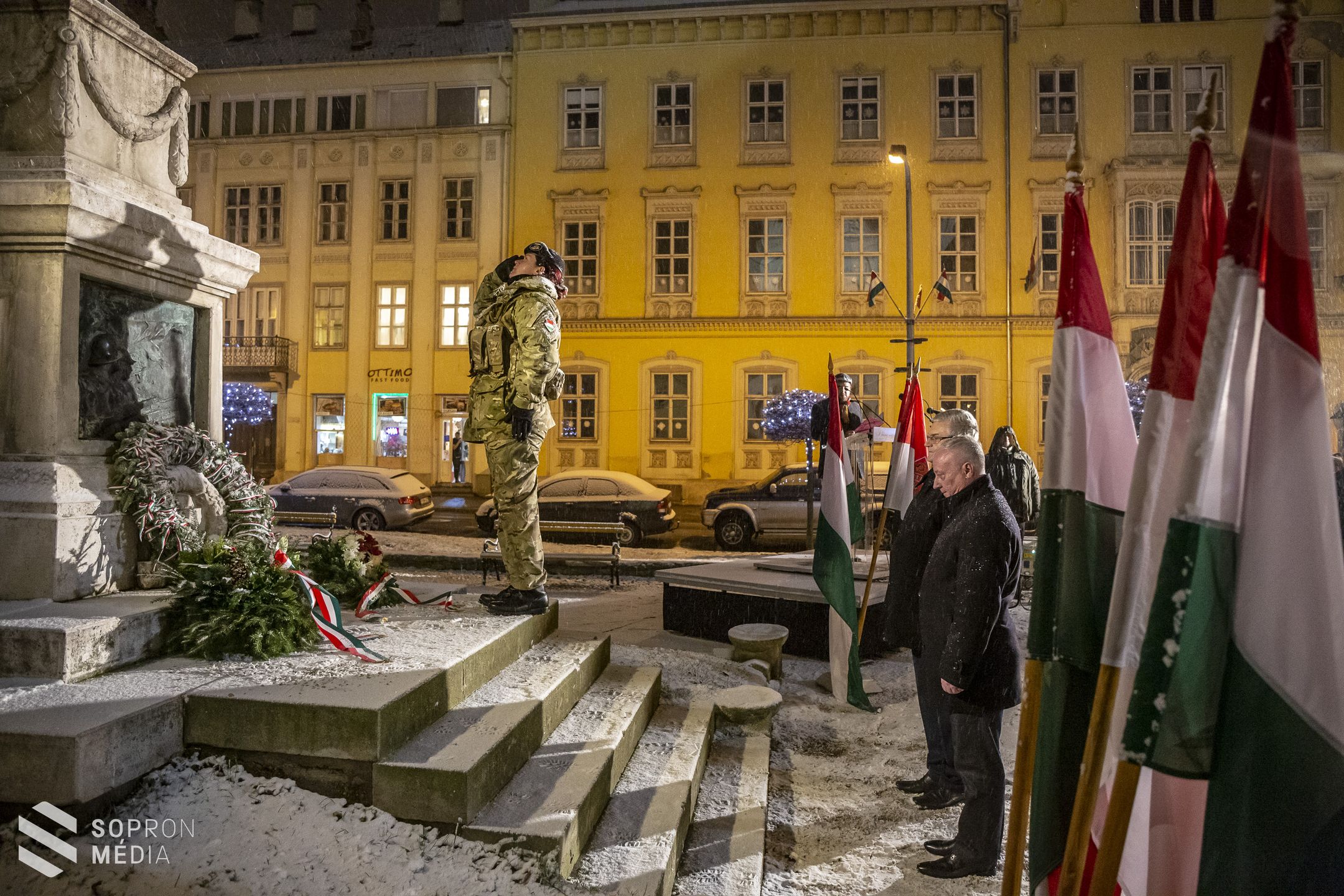 Elhelyezték a hűség koszorúját