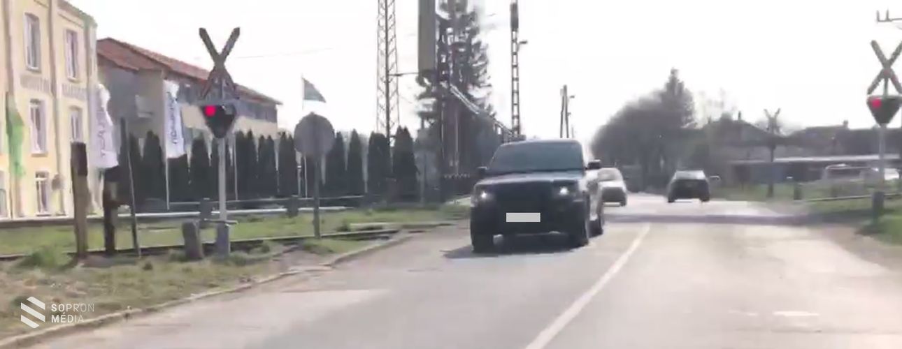 Többen átmennek a piroson a vasúti átjáróban - Videóval