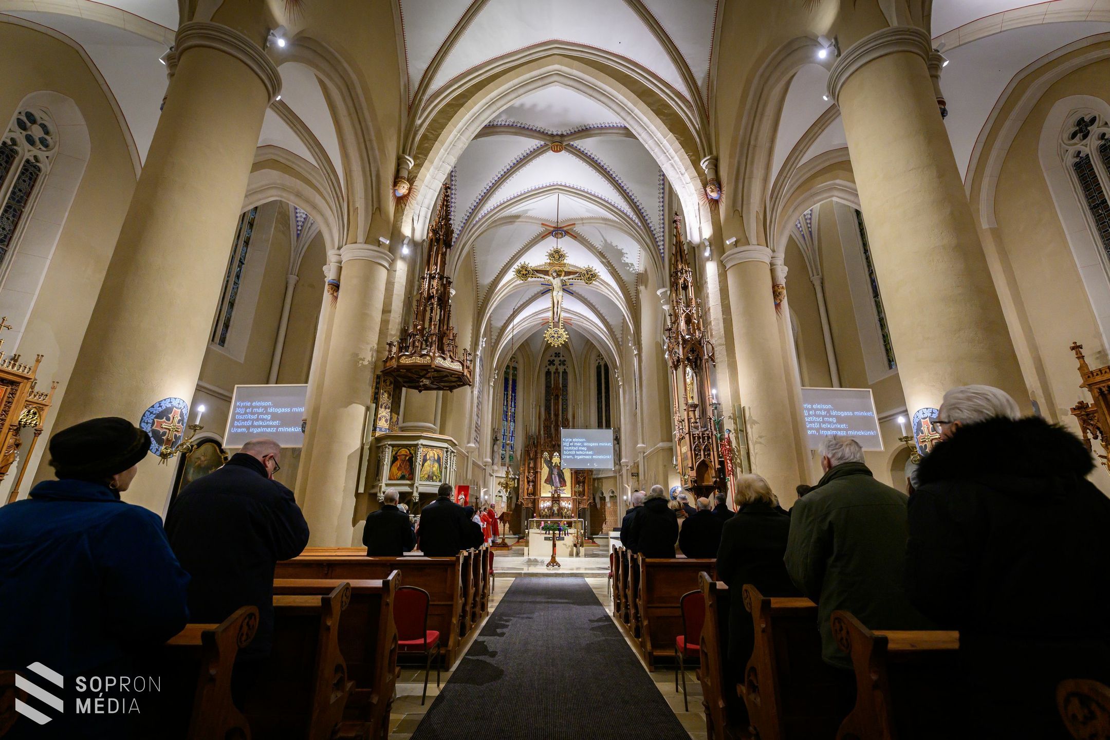 Dr. Veres András megyéspüspök celebrálta a hűség napi szentmisét