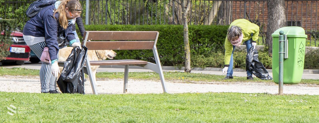 Civilek fogtak össze a Deák tér megtisztítására