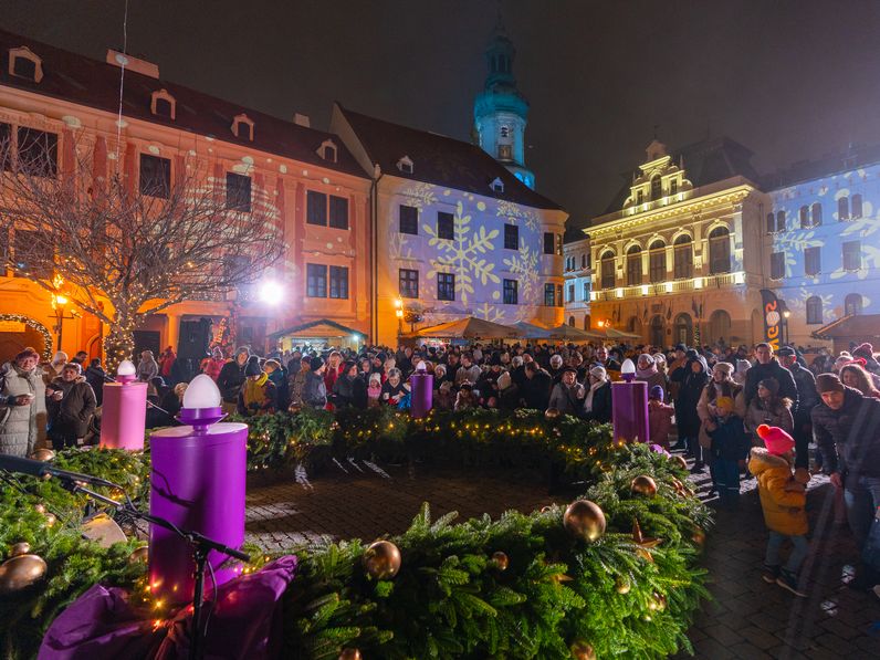 Advent első vasárnapja – ünnepélyes keretek közt gyújtották meg a gyertyát a Fő téren