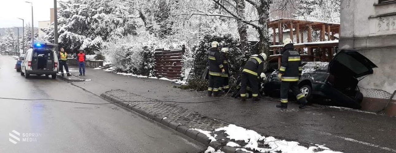 Megcsúszott és falnak ütközött a sofőr