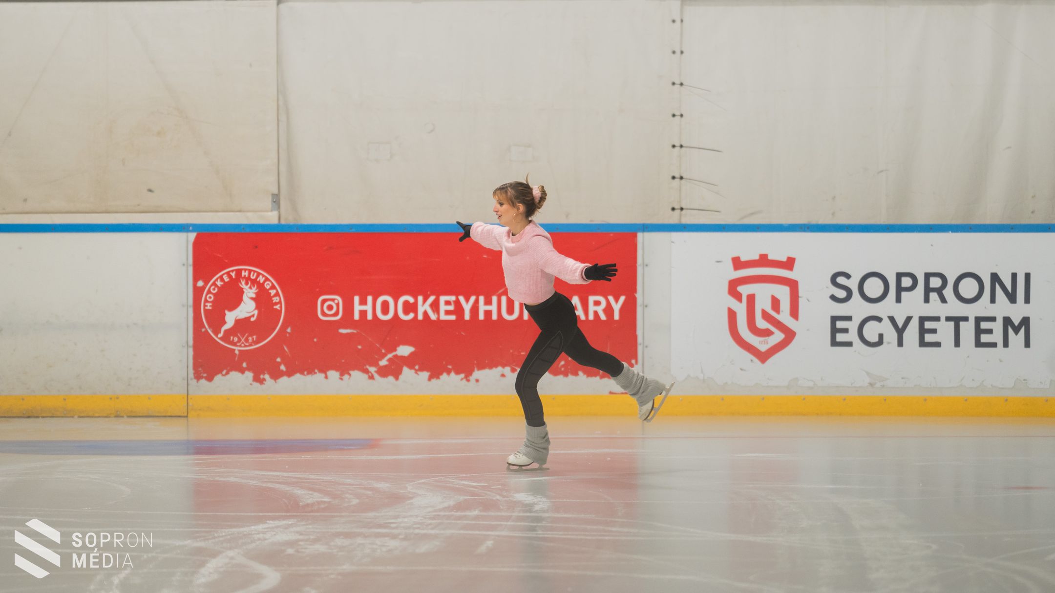 Birtokba vették a korcsolyázók a soproni műjégpályát