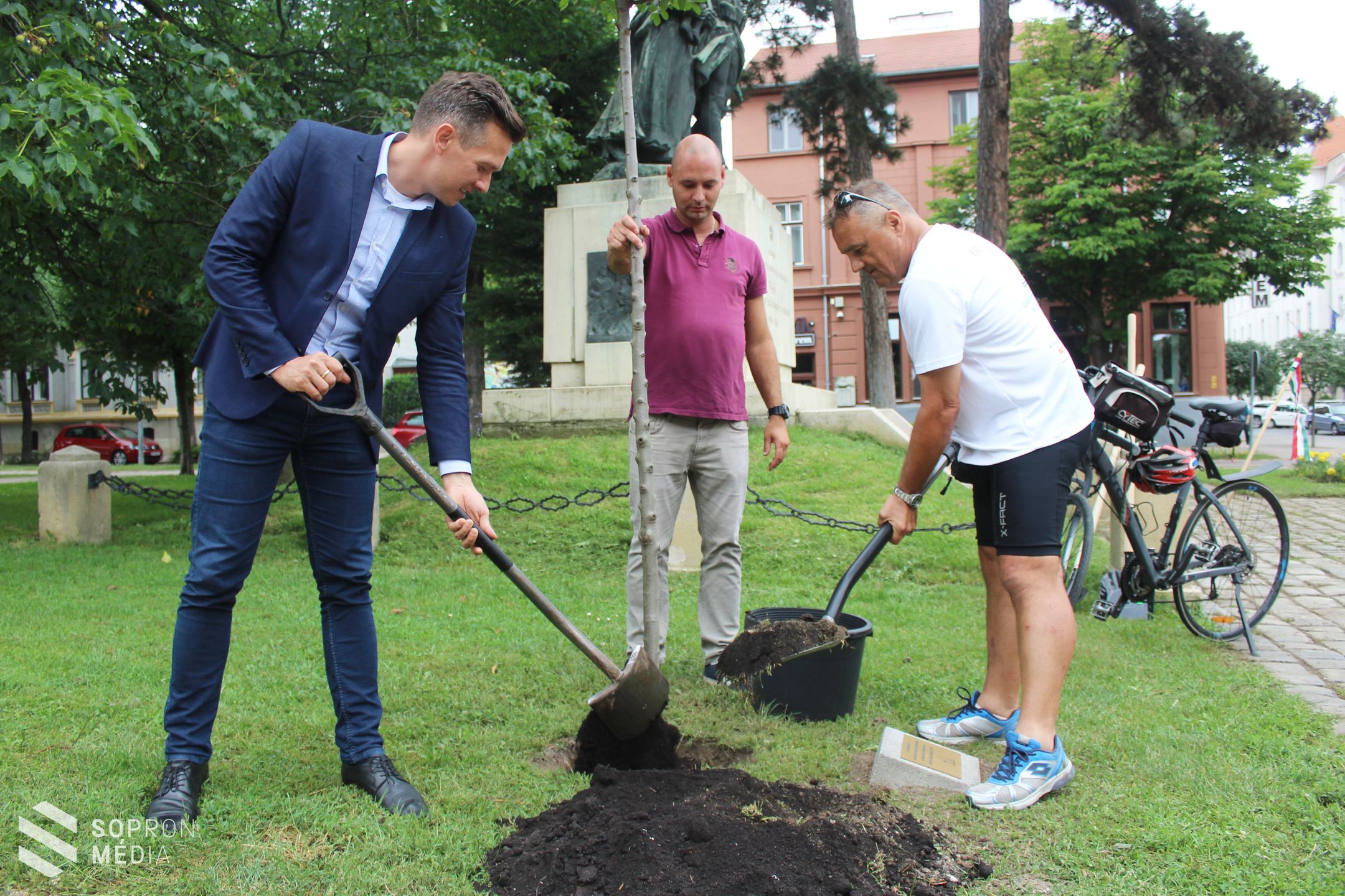 Sopronban járt a kerékpáros békenagykövet