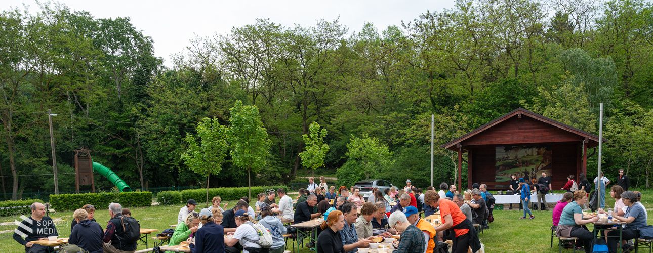 Közel 120 fő részvételével zajlott a fraknói gyalogtúra