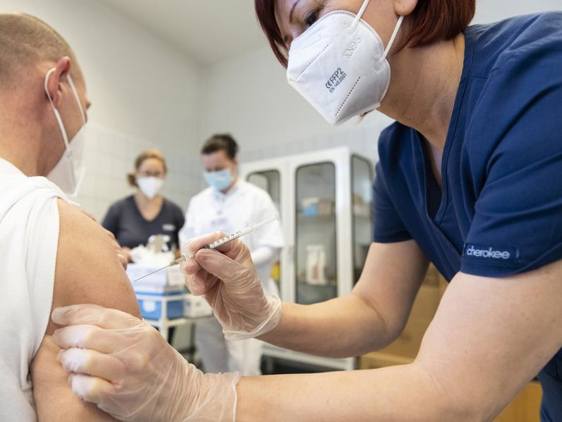 A védőoltással kapcsolatos kérdésekre válaszol a soproni háziorvos 