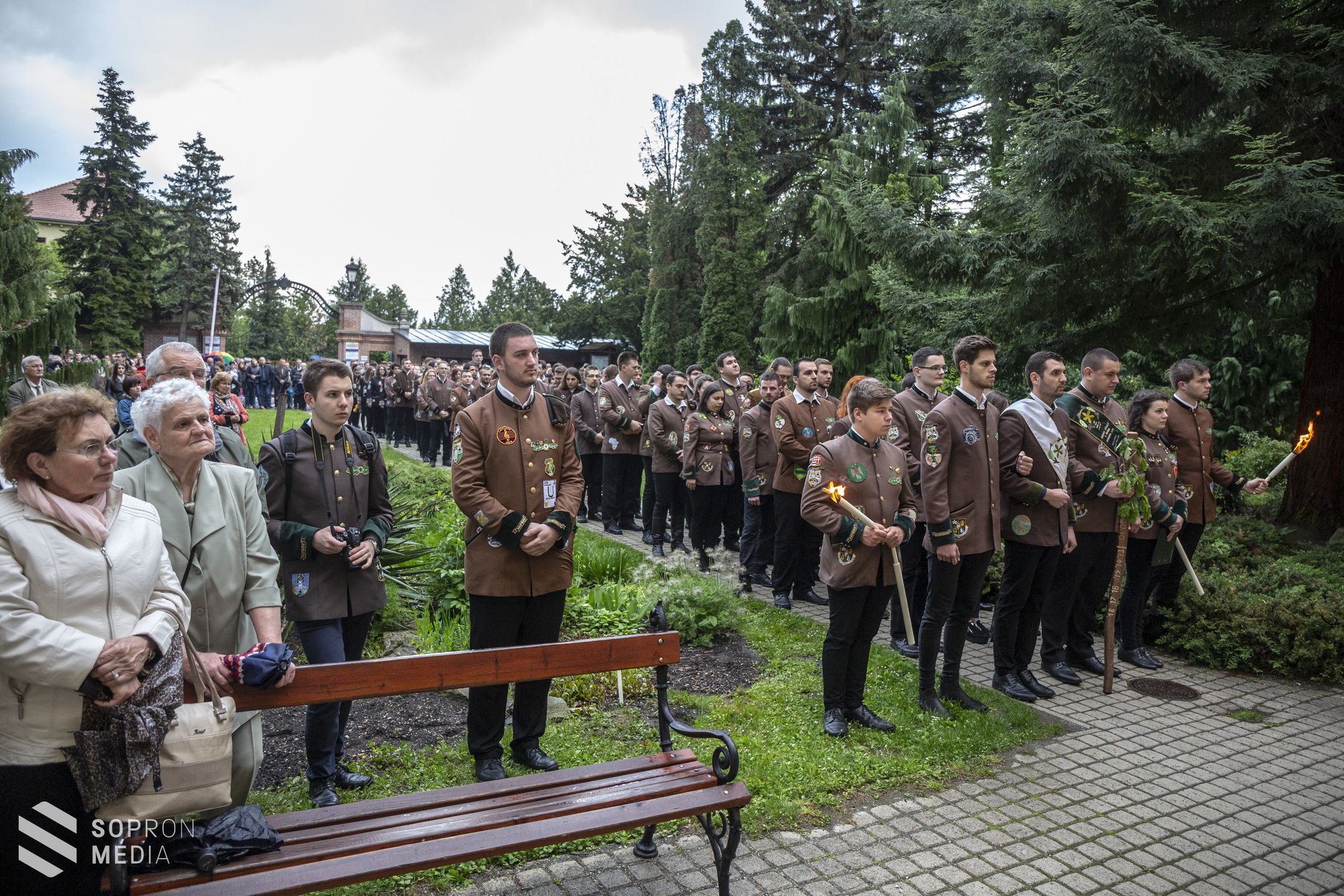 "Sohasem feledünk téged, Sopron!"