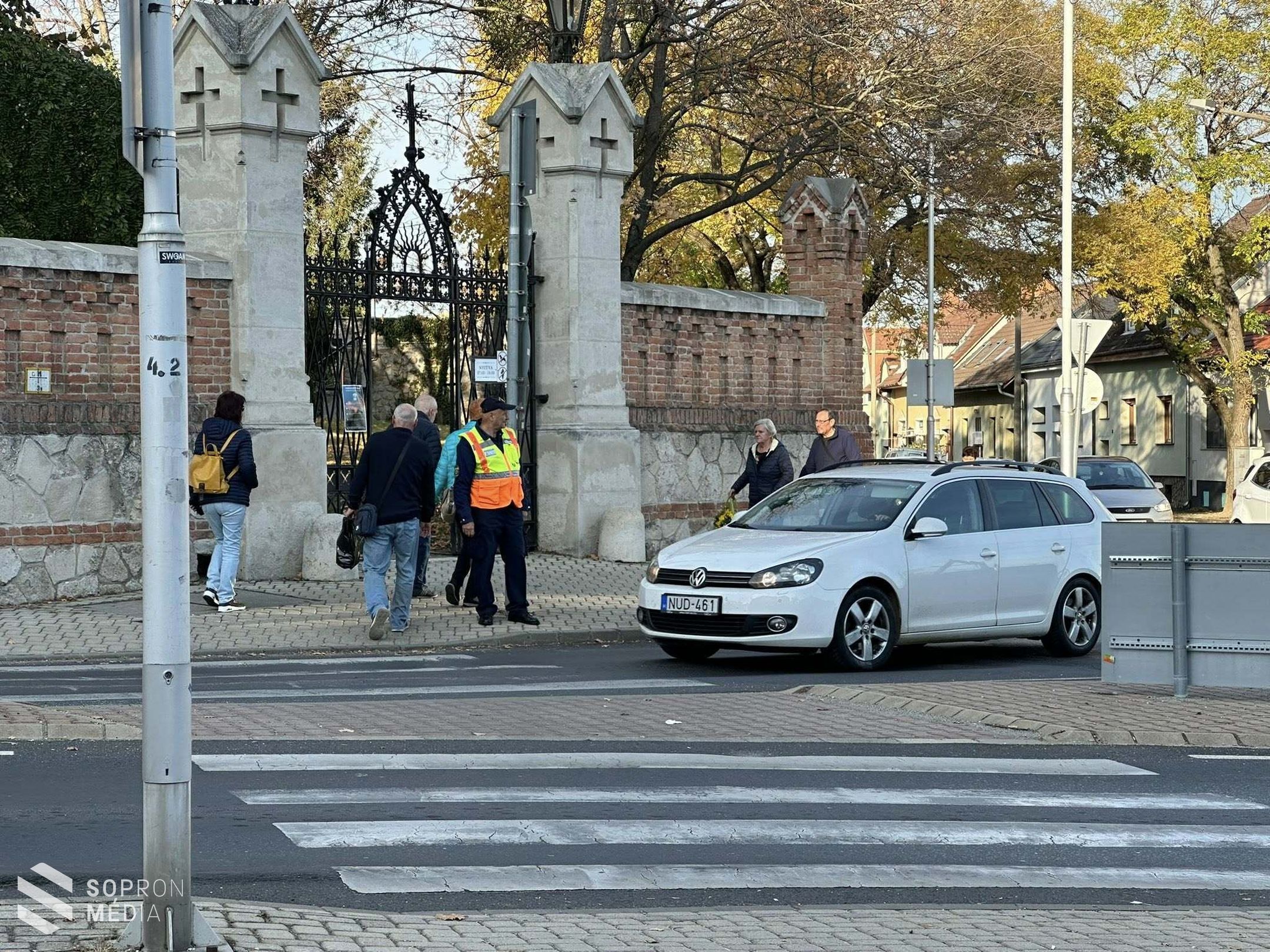Rendőrök és polgárőrök segítik a forgalmat a Szent Mihály temetőnél az emlékezés napjaiban