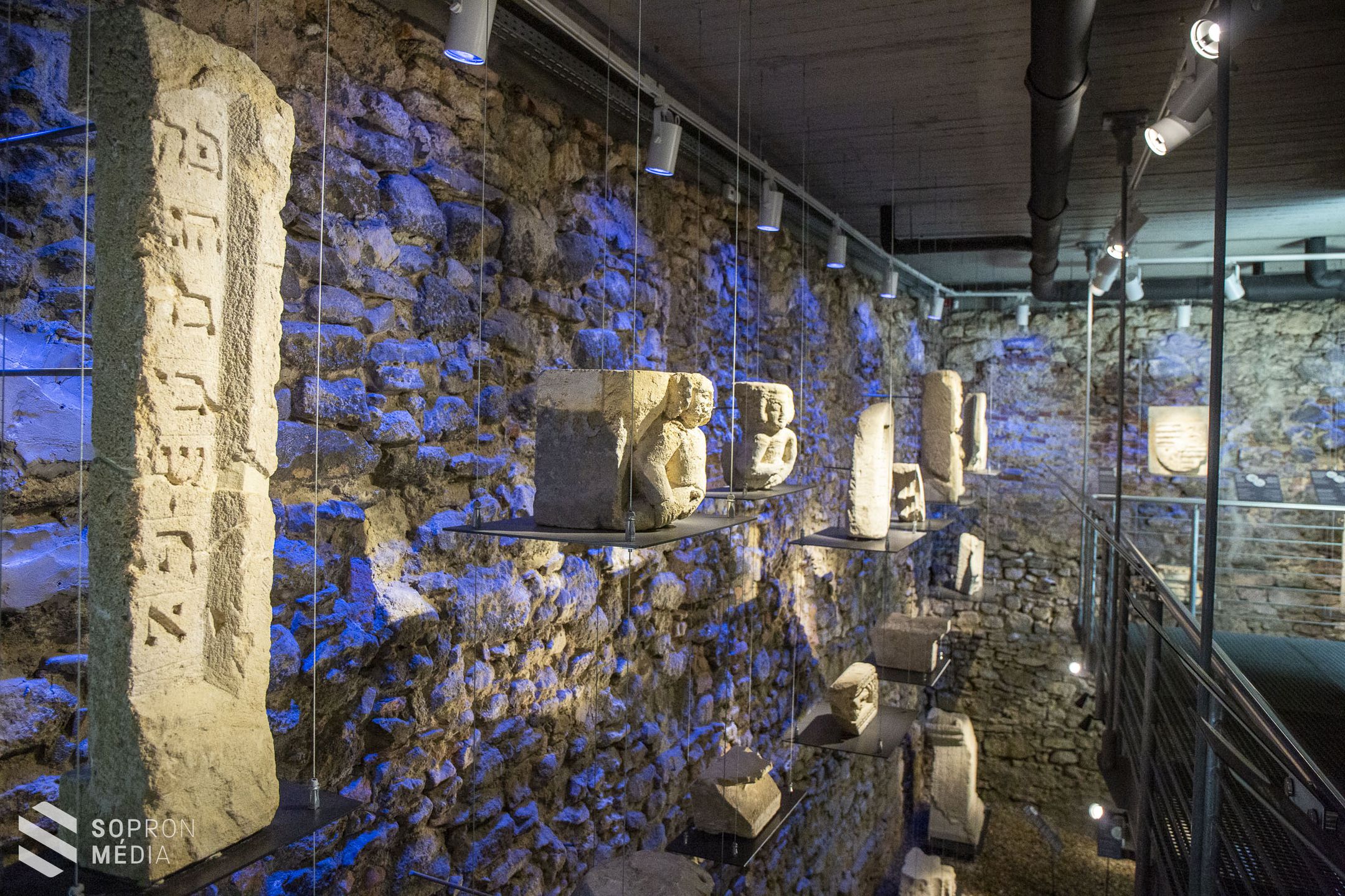 Csodás kőfaragványokból nyílt új, állandó kiállítás a Tűztoronyban - KÉPEK
