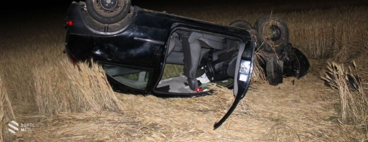 Felborult egy Csorna felől Farád felé közlekedő autó