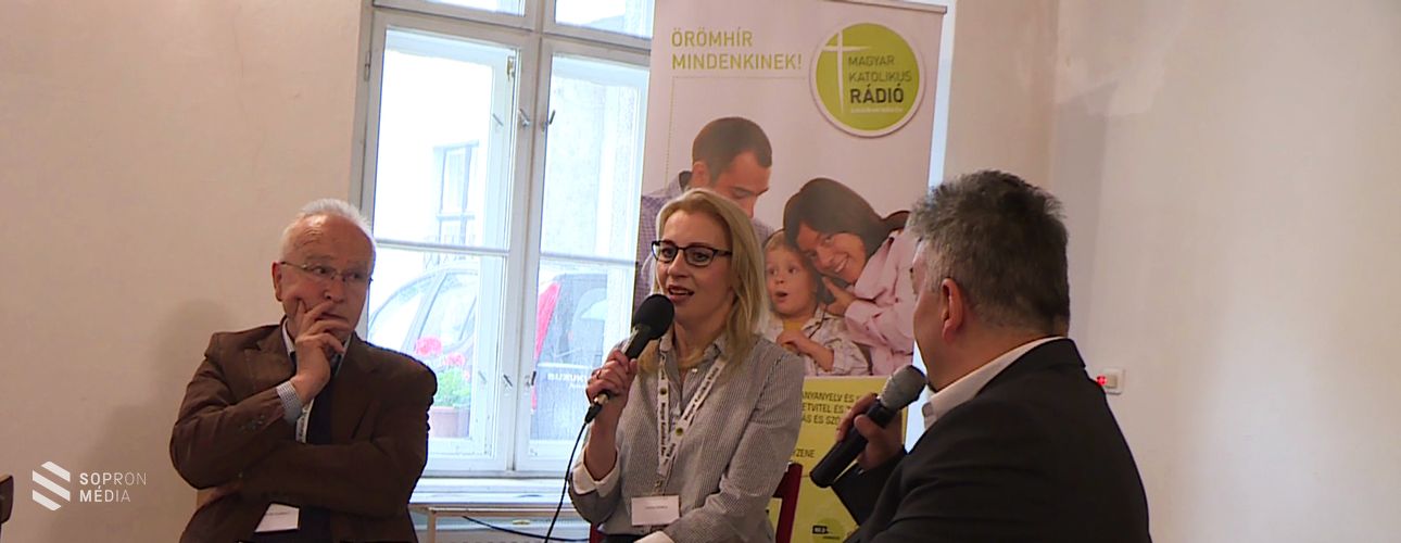 15 éves a rádió, amely Isten válaszait közvetíti