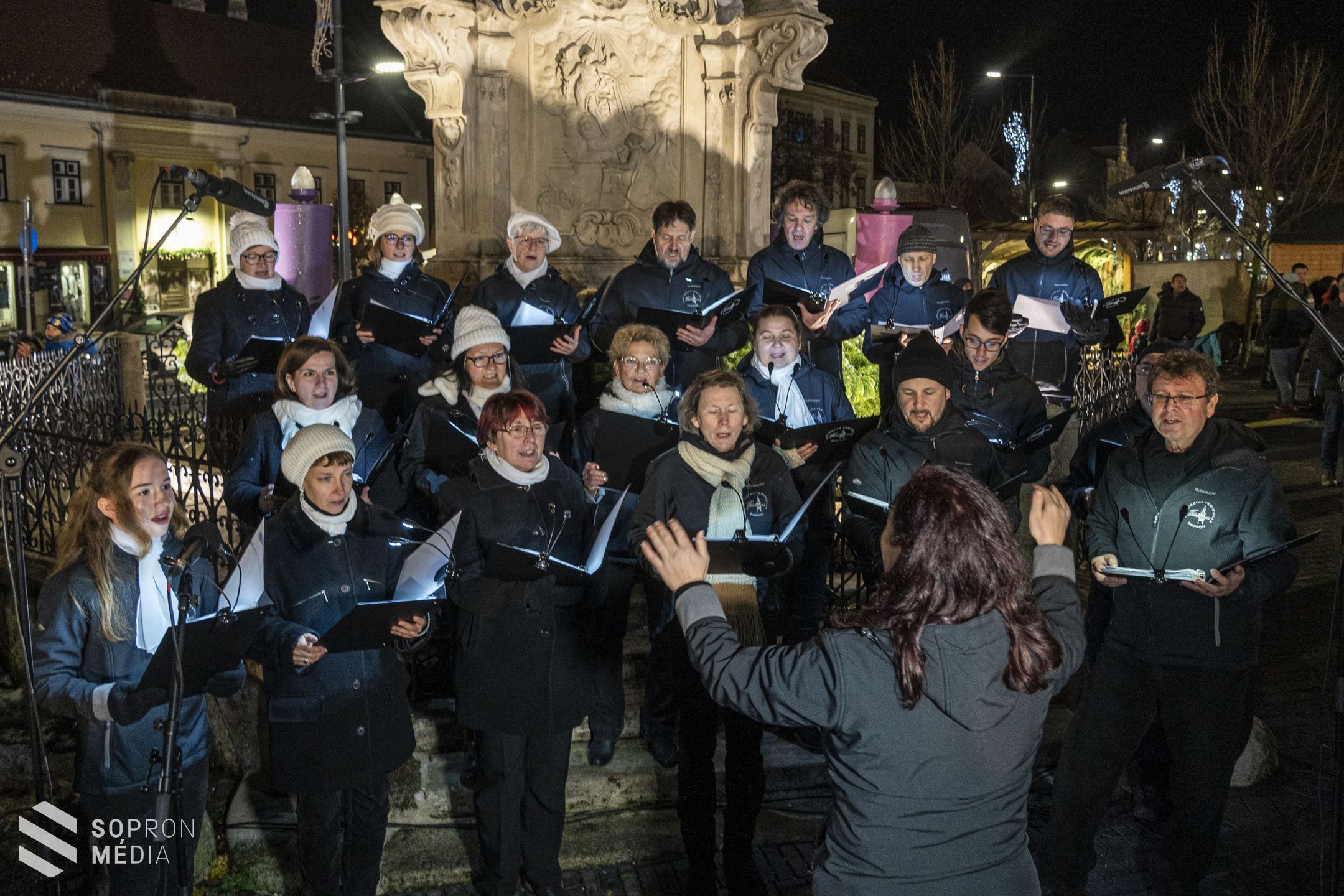 Meggyújtották az első gyertyát Sopron adventi koszorúján 