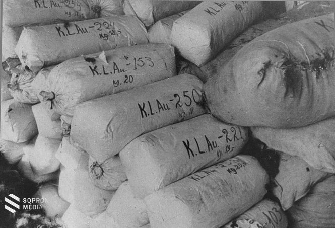 Női foglyok haja, Németországba való szállításra előkészítve. A zsákokat az auschwitzi haláltábor felszabadításakor találták. Lengyelország, 1945.