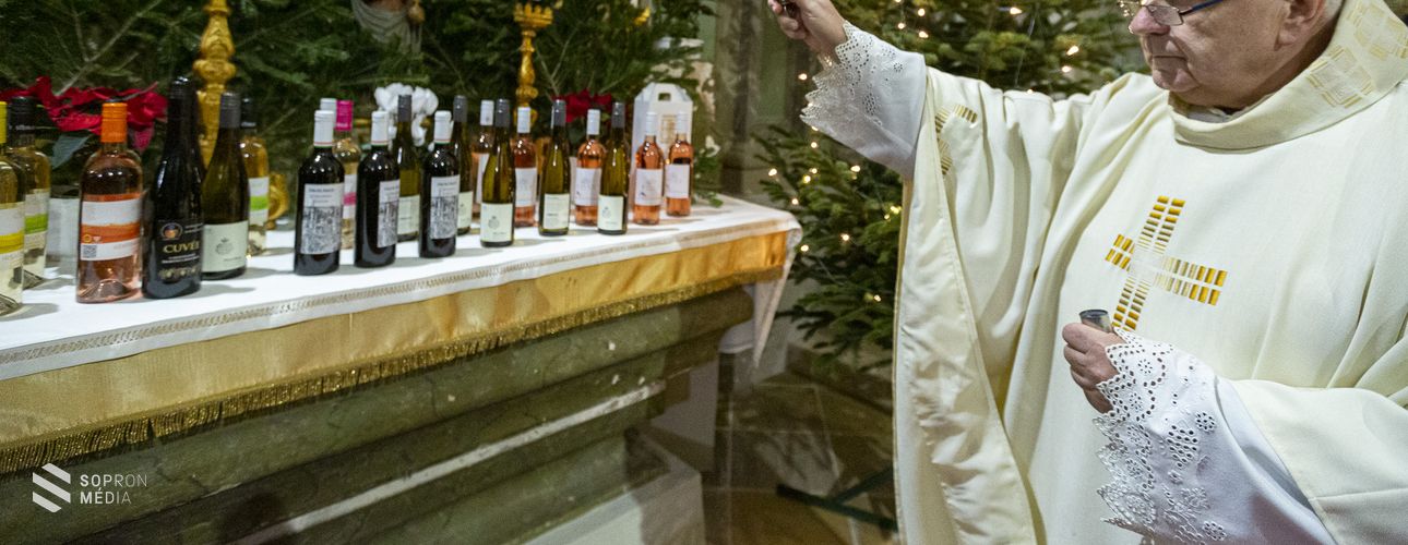 Megáldották a helyi borászok nedűit Sopronban