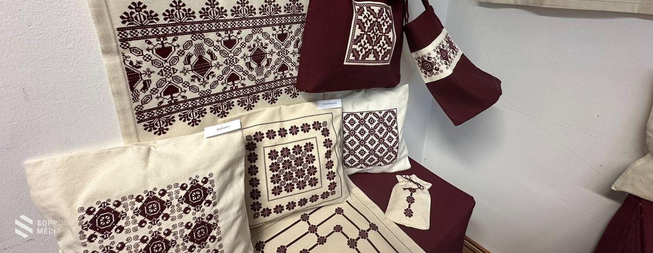 Hagyomány és alkotás: megnyílt Sebőkné Fekete Mária hímzéskiállítása Sopronban