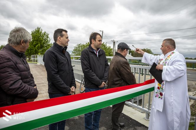Ferling György, Pereszteg plébánosa megáldja az új hidat
