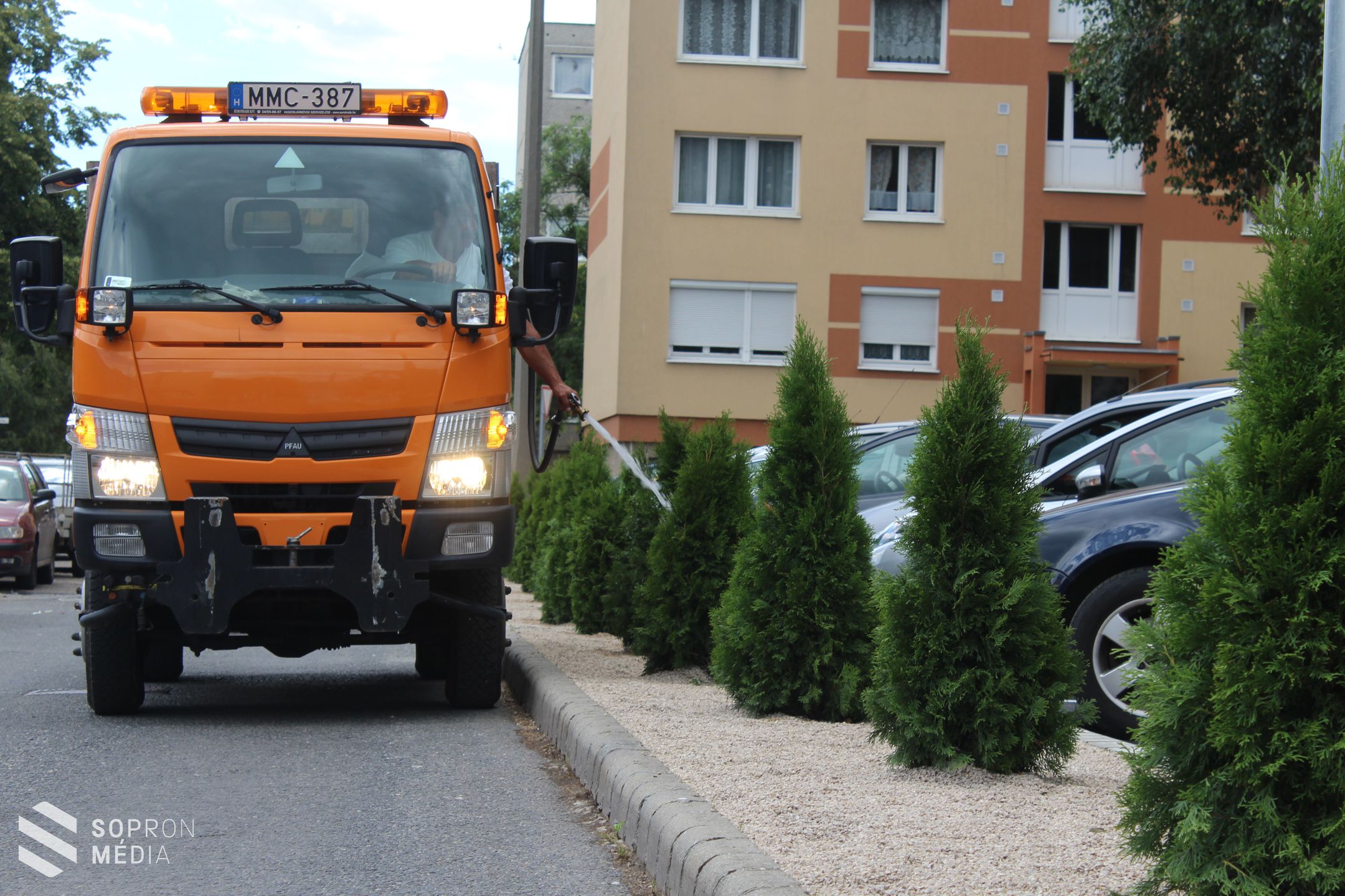 Rendezett, szilárd burkolatú parkolókat alakítottak ki a Jereván lakótelepen