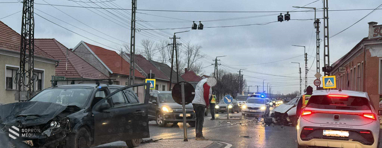 Kisteherautó és személygépkocsi karambolozott Kópházán
