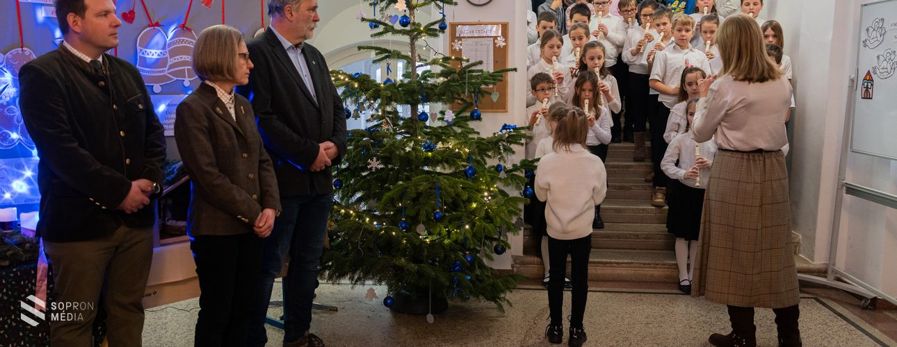 14 karácsonyfát adományoztak a Szent Orsolya Iskola alsó tagozatos diákjai a Tanulmányi Erdőgazdasággal karöltve a Soproni Gyógyközpontnak