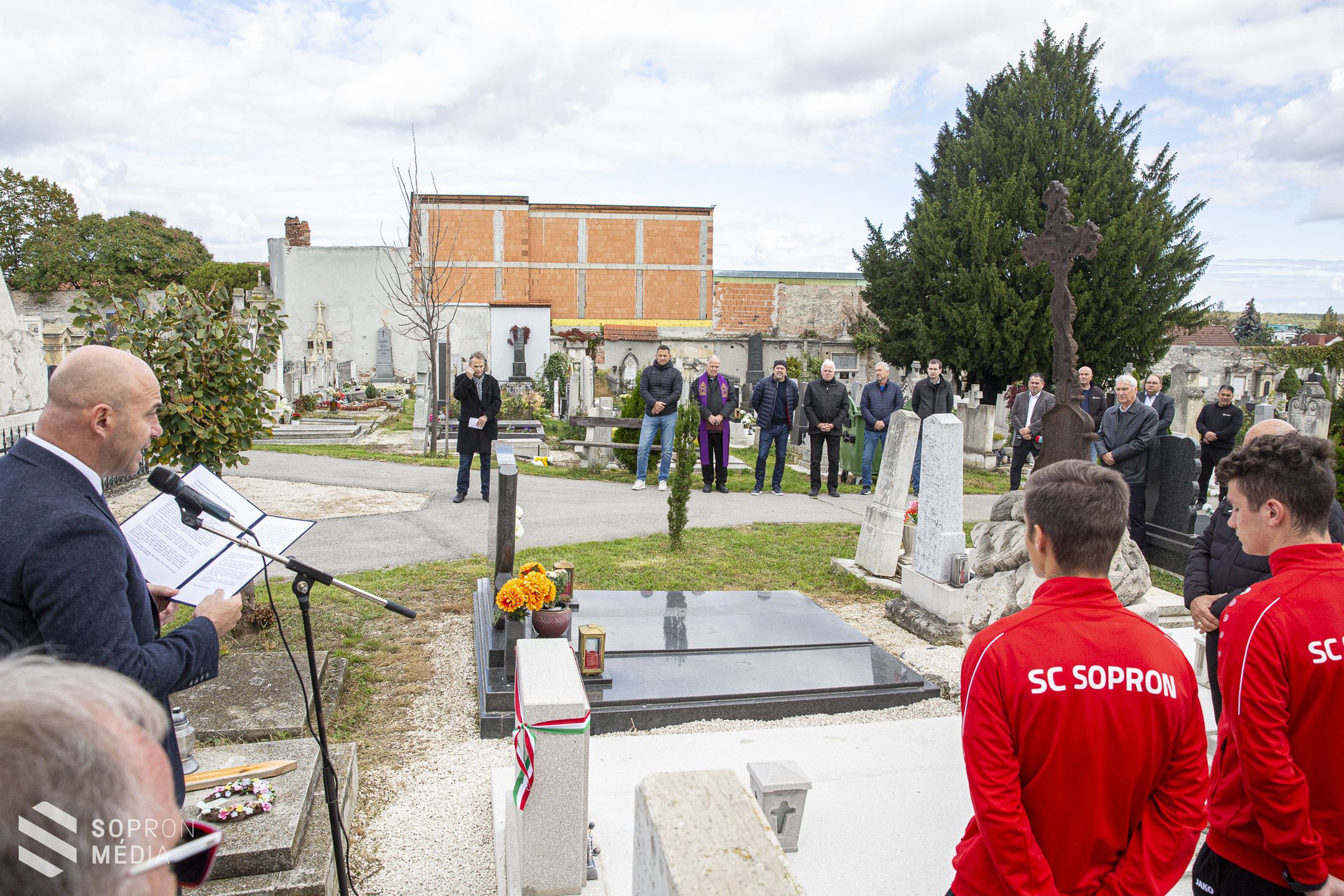Felújították az egykori labdarúgó sírhelyét Sopronban