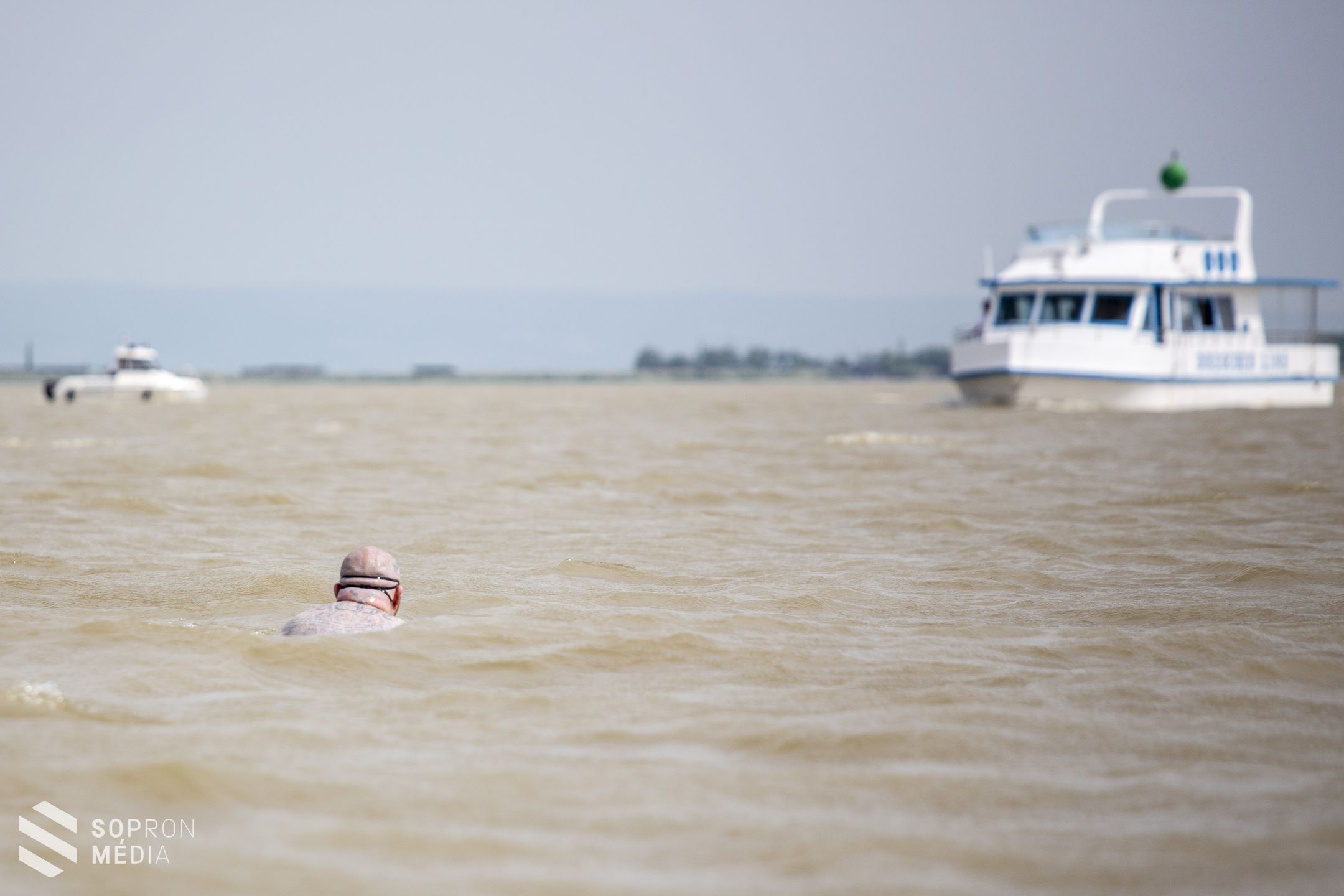 Lábak nélkül úszta át a Fertő tavat Patkás Tamás “Rocky”