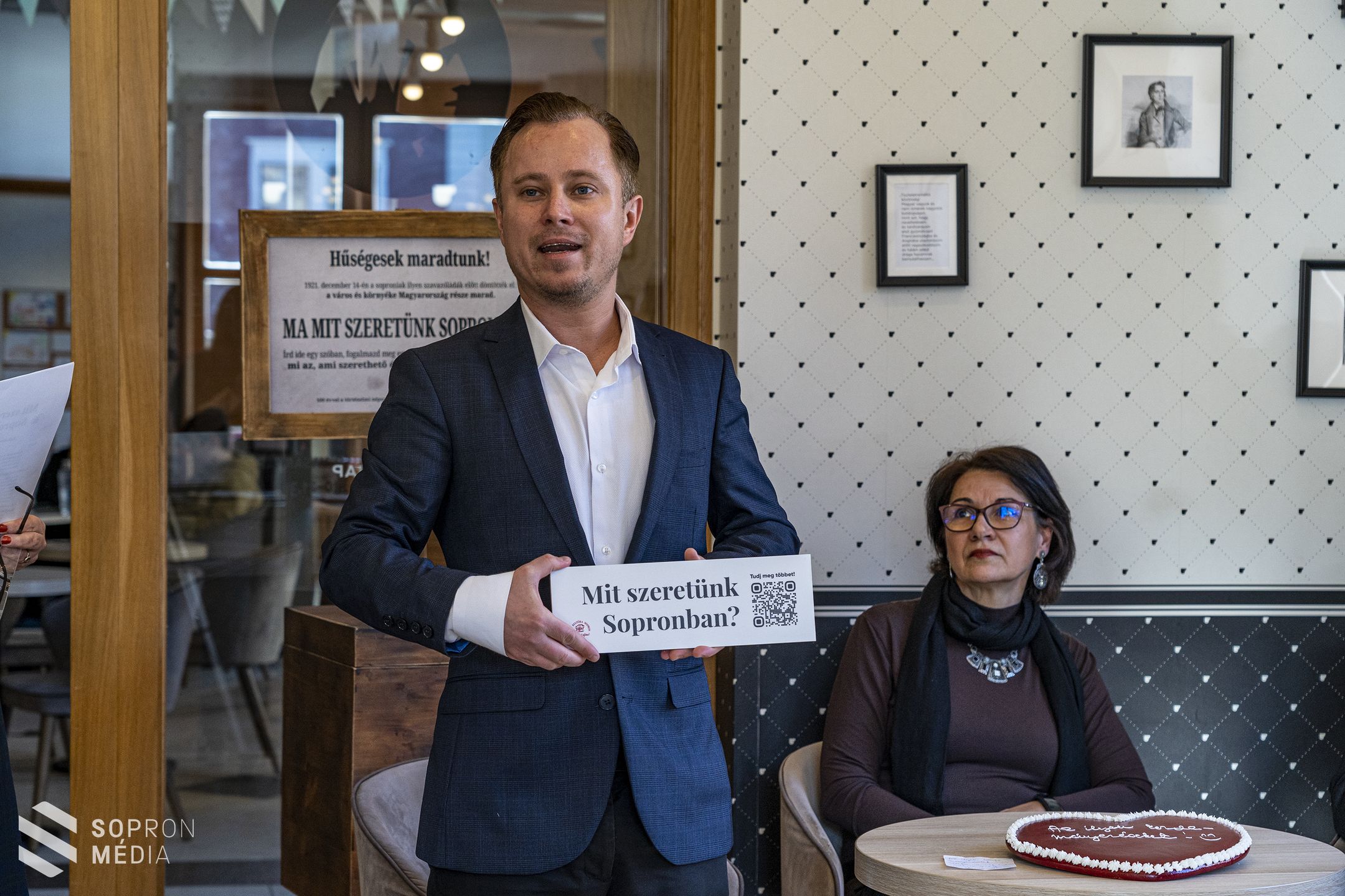 Mézeskalács szívek kerülnek az ablakokba városszerte