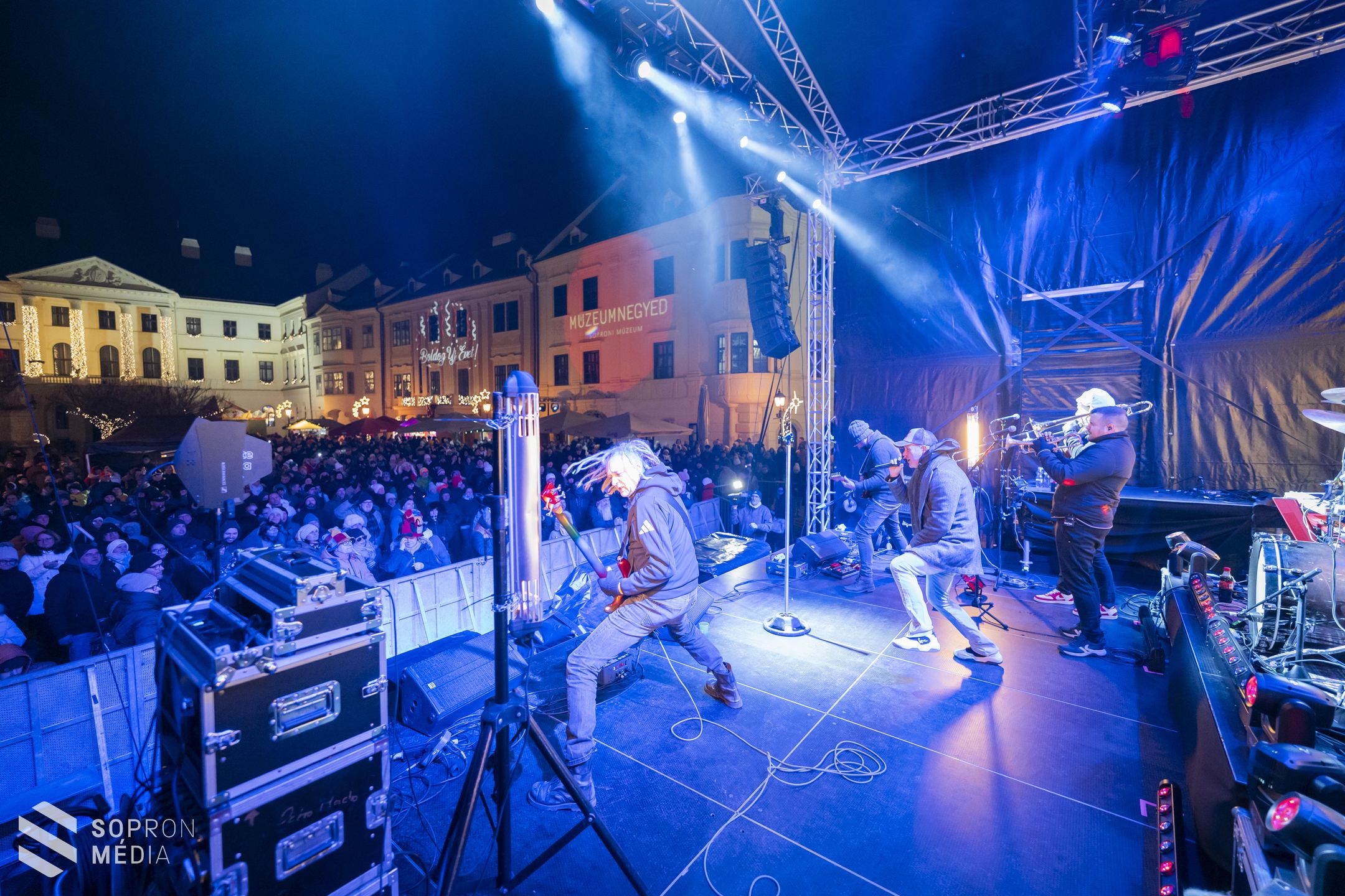 Fergeteges utcabállal búcsúztatták az óvévet Sopronban