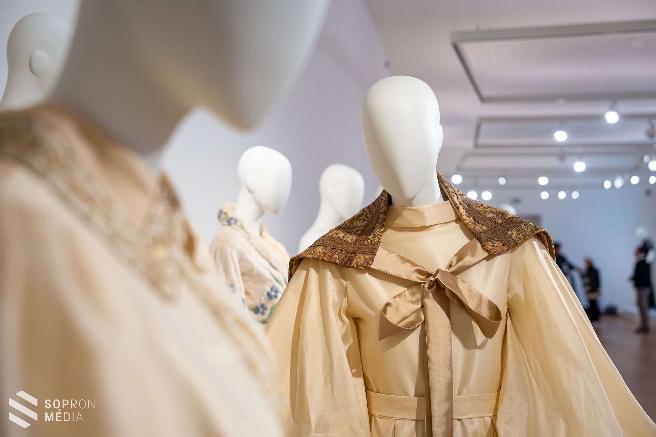 Megnyílt Zoób Kati divatkiállítása a fertődi Esterházy-kastélyban