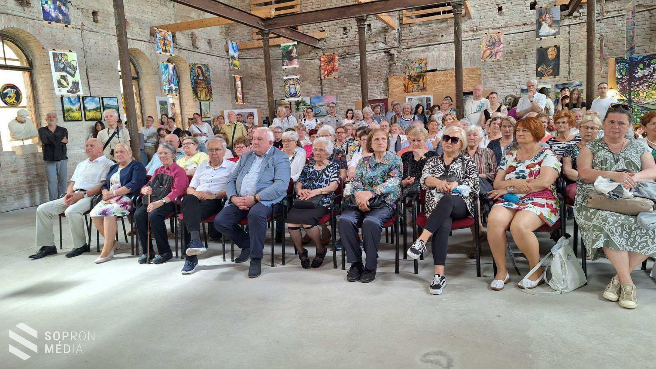 Kiállításmegnyitó a zsinagógában