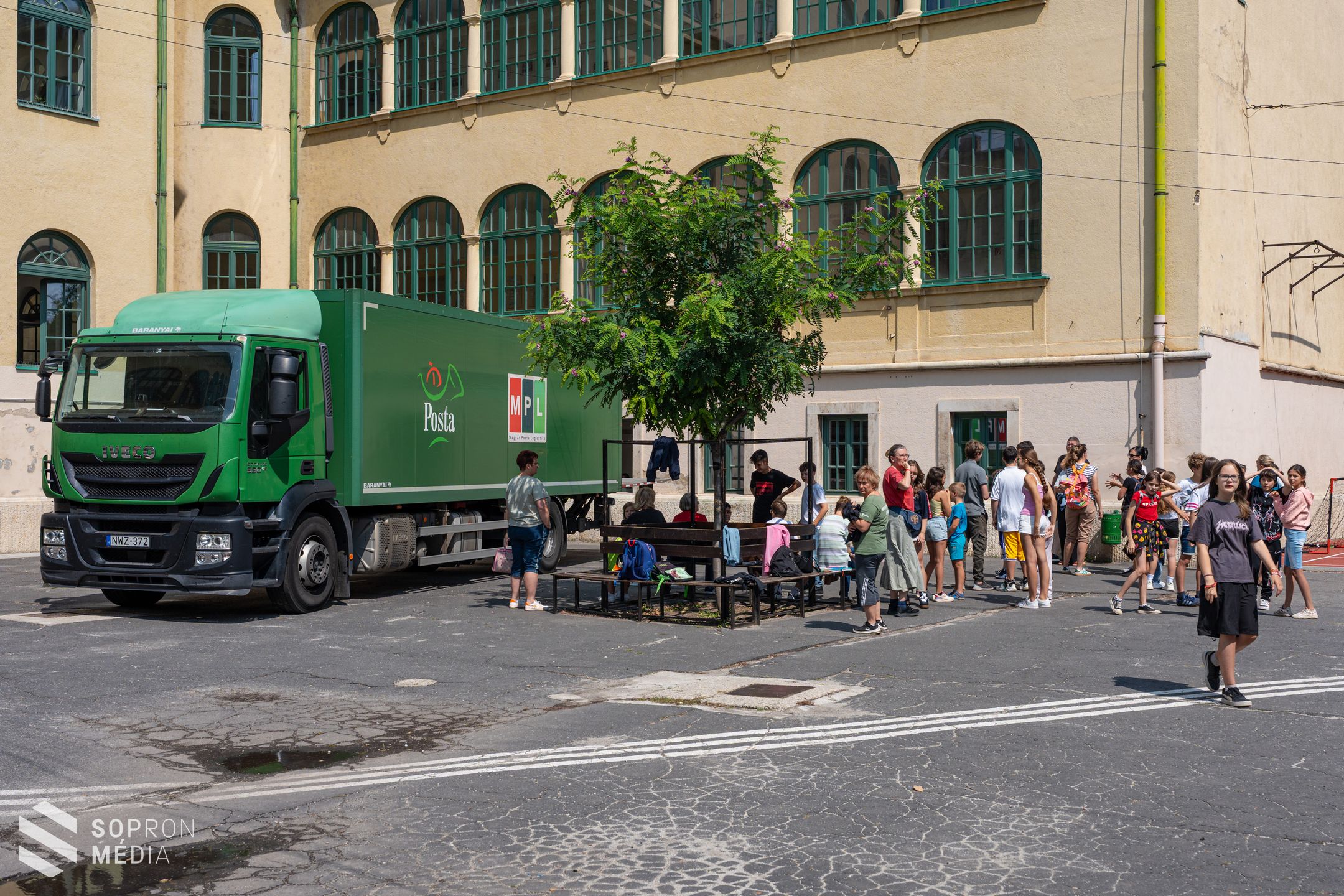 Megkezdődött a tankönyvek kiszállítása a soproni iskolákba