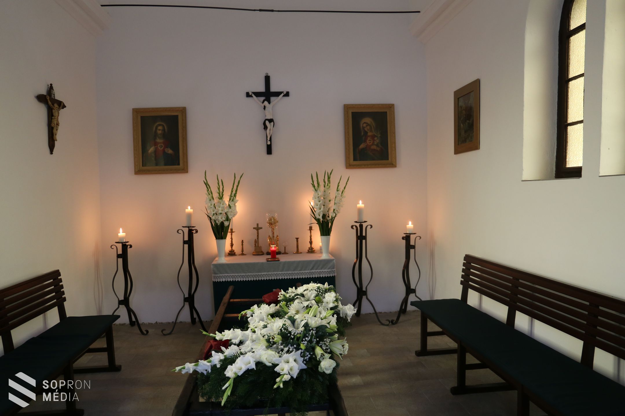 Megáldották a Szent Borbála temető megújult kápolnáját