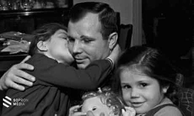 Gagarin Elena and Galina nevű lányaival