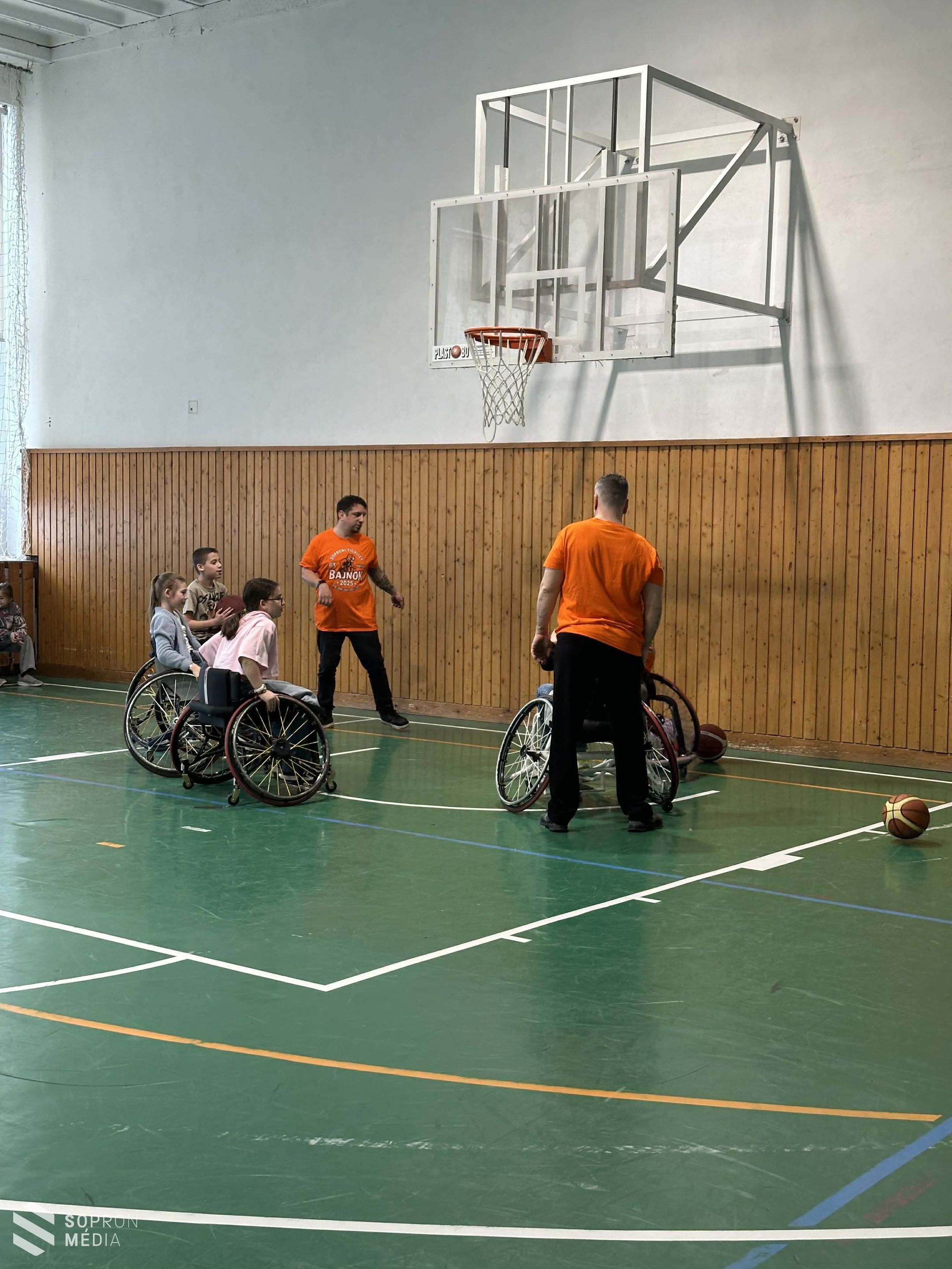 Kerekesszékes kosárlabda érzékenyítő bemutatót tartottak a Deák Téri Általános Iskola tornatermében
